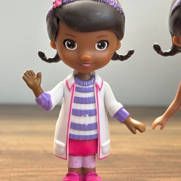 * 2 Disney Jr. Action Figure DOC MCSTUFFINS Just Play 3.5" Doll Toys Cake Topper - Picture 2 of 12